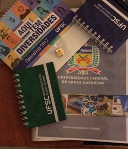 Materiais da UFSC apresentados durante a abertura do curso.